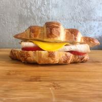 ساندویچ کروسان بوقلمون و پنیر
