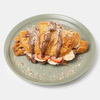 نوتلا کروسان با میوه