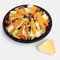 سالاد سزار با رول سینه مرغ سوخاری