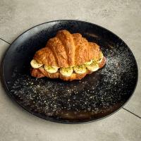 کروسان نوتلا و موز و پسته