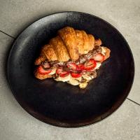 کروسان نوتلا موز توت فرنگی