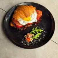 کروسان بیکن تخم مرغ