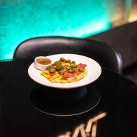 سیب زمینی با پنیر دیپ چدار و سالامی و هالوپینو