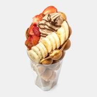 وافل موز و توت فرنگی