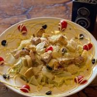 سالاد سزار با شنیسل مرغ گریل شده