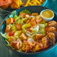 سالاد سزار با مرغ سوخاری