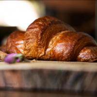 کروسان شکلاتی بادام