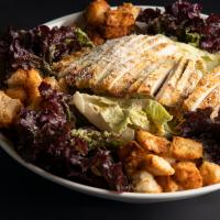 سالاد سزار با سینه مرغ گریل