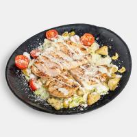 سالاد سزار با مرغ گریل شده