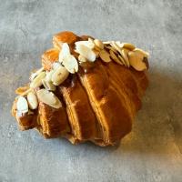 کروسان کارامل پرک بادام