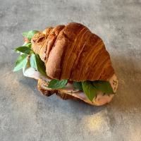 کروسان بوقلمون و ریحان