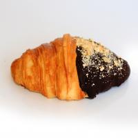 کروسان شکلات و فندق 