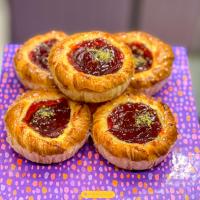 شیرینی دنیش توت فرنگی جعبه ای