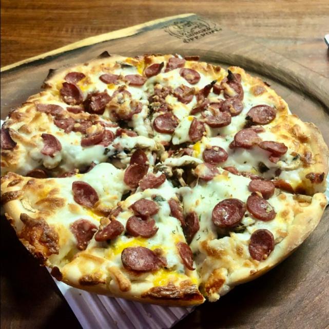 پیتزا سوسیس شکاری