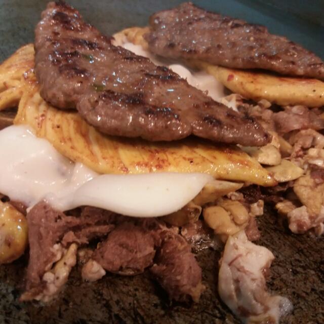 ساندویچ ویژه استیک و مرغ و مغز