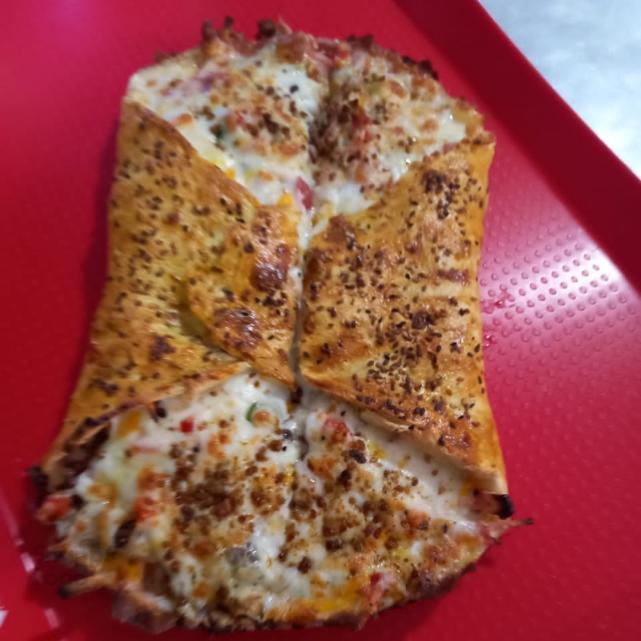 پیتزا یونانی با گوشت آمریکایی (دو نفره)